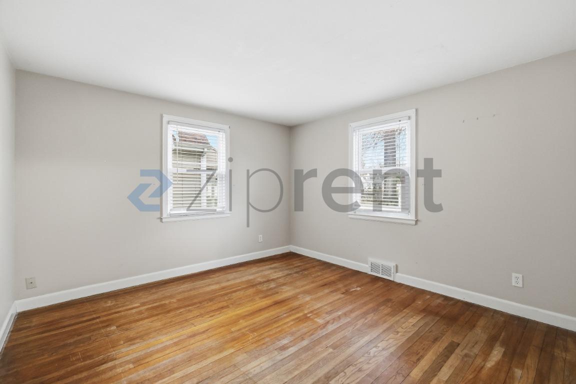 Building Photo - 18 St James St