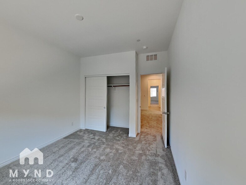 Building Photo - 600 Carriage Hill Dr