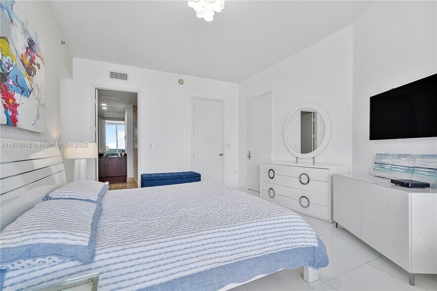 Building Photo - 15811 Collins Ave