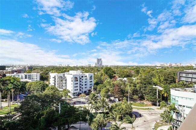 Building Photo - 2655 S Bayshore Dr