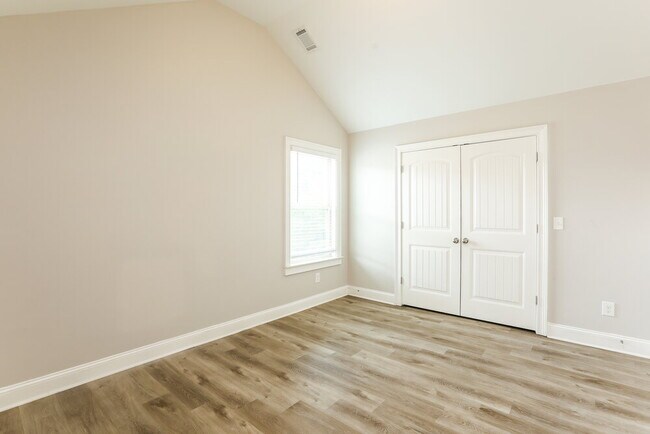 Building Photo - 402 Silver Oak Dr
