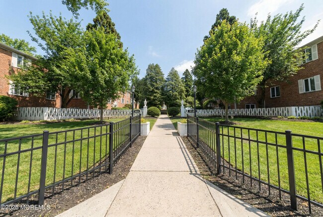 Building Photo - 293 Spring St