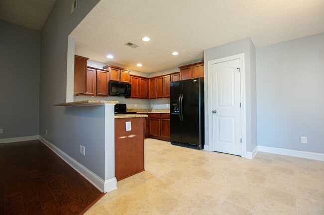 Building Photo - Pet Friendly Three Bedroom!
