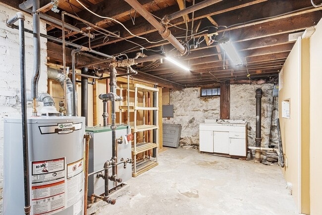 Building Photo - 577 Chandler St