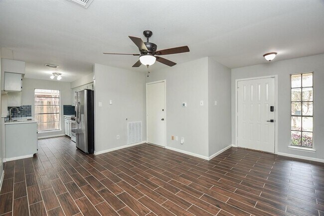 Building Photo - 2706 Foliage Green Dr
