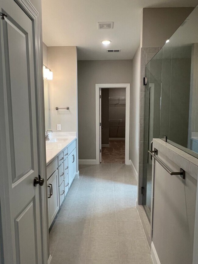 Building Photo - Lovely Three Bedroom Townhouse in Washington Square!- Ask About Our Move In Incentives