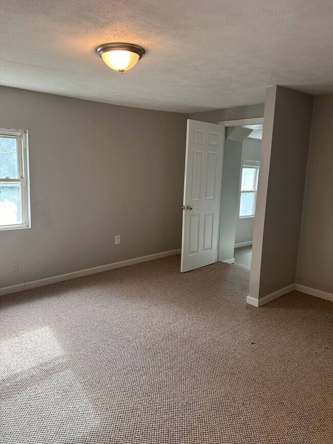 Building Photo - Spacious Home