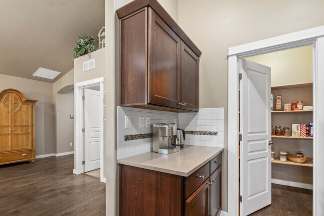 Building Photo - 3 - Bedroom Meridian home on corner lot!!