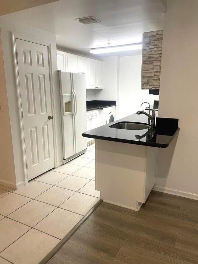 Building Photo - 2100 Greenview Shores Blvd