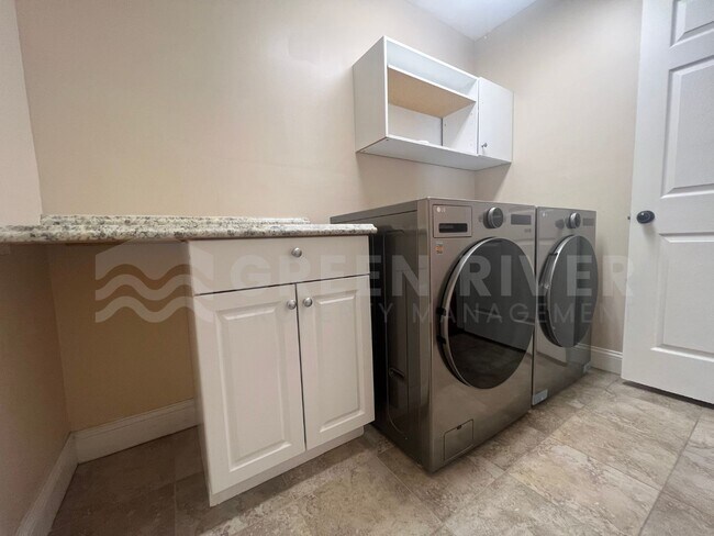 Building Photo - Amazing 4 bedroom home with St Johns River Views Available Now!