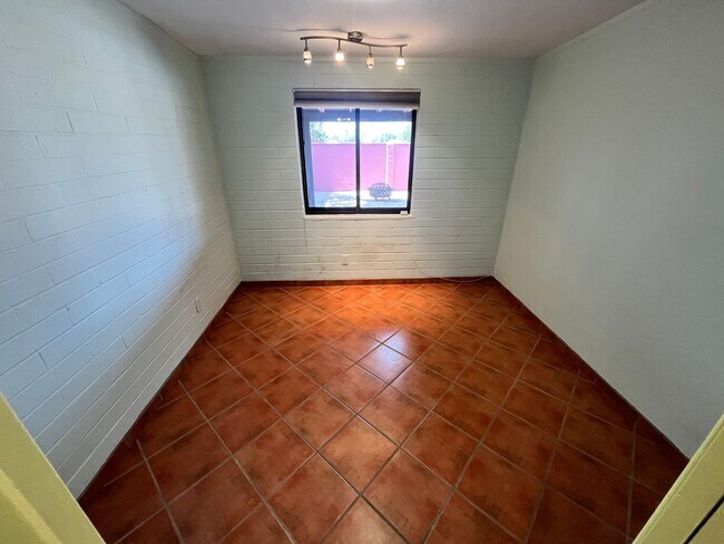 Building Photo - East- 3 bedroom/ 2 bathroom home with sparkling pool!