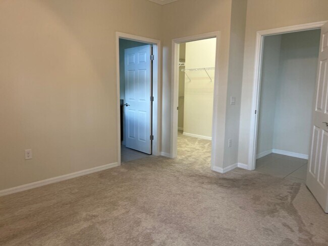 Building Photo - 2 bedroom, 2 bathroom attached villa home in Islandwalk!