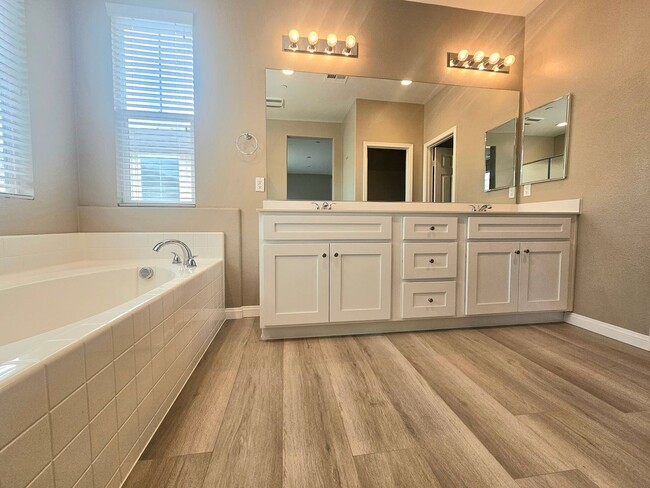 Building Photo - Gorgeous Spacious 3-Bedroom Home Now Avail...