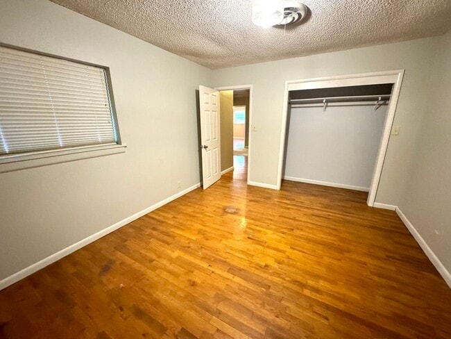 Building Photo - Charming 3-bedroom, 2-bath home on a corne...