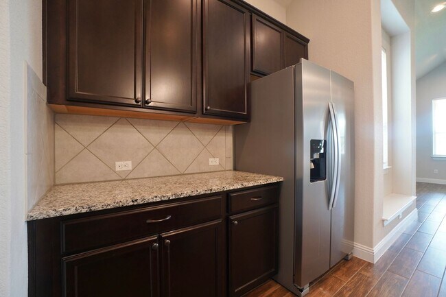 Building Photo - 6650 Verona Pl