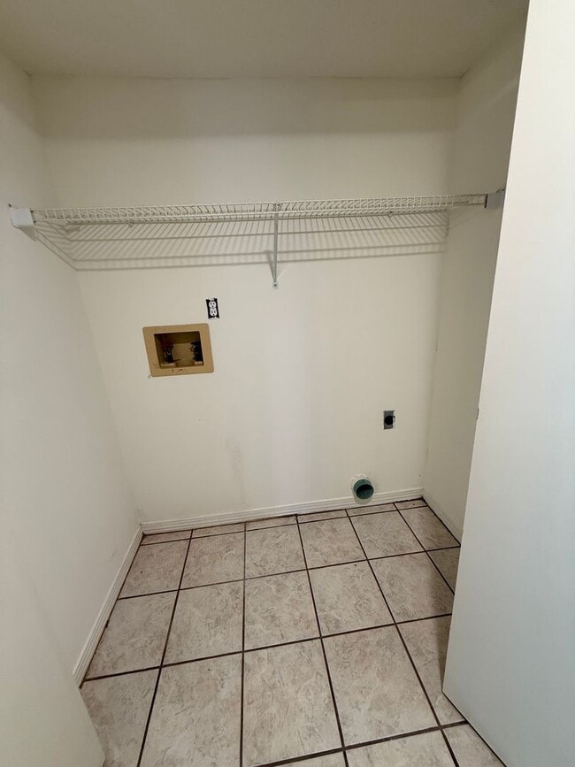 Building Photo - New Listing!