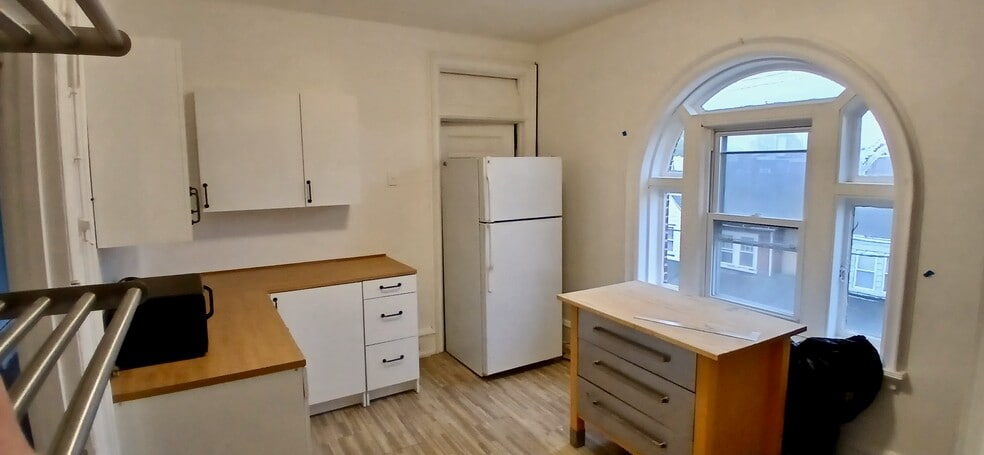 Kitchen - 1720 Memorial Ave