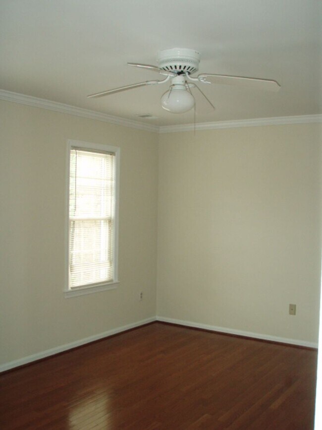 Building Photo - Classic 4 Bed 3.5 Bath Brick Townhome With...