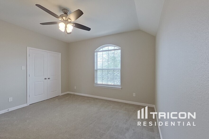 Building Photo - 8757 Royalwood Dr