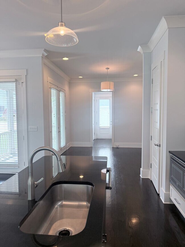 Building Photo - 3 bedroom/2.5 baths