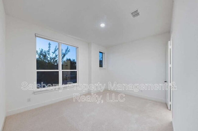 Building Photo - 1790 Coopers Hawk Dr