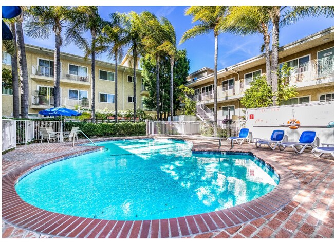 Primary Photo - Resort Like Building 1+1+Patio