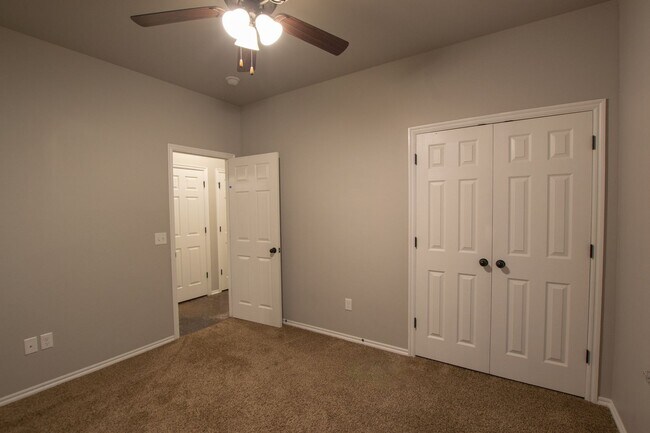 Building Photo - 3-Bed, 2-Bath Duplex with Waterway Views -...