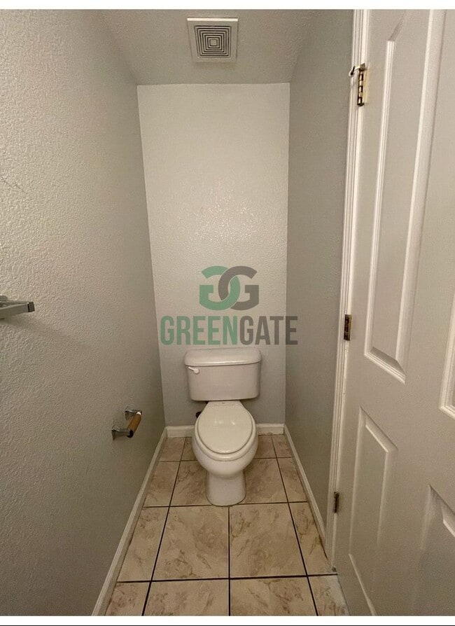 Building Photo - Two story 4 bedroom, 2.5 bath home in Stoc...