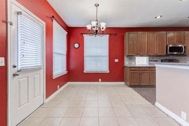 Building Photo - 2402 Sunlight Ln