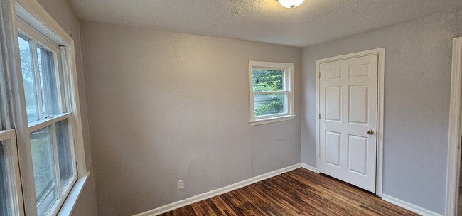 Building Photo - 1036 N Ash St