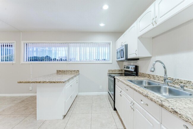 Building Photo - 831 E Palmetto Park Rd
