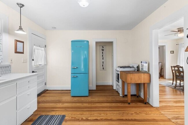 Building Photo - FOR LEASE!! Fully furnished!