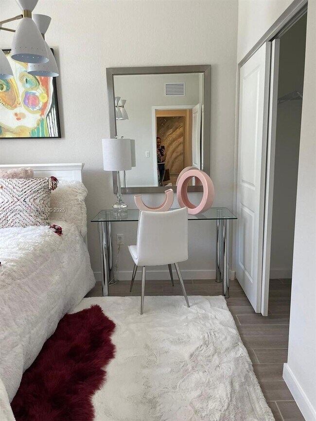 Building Photo - 2423 SE 11th St