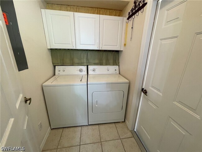 Building Photo - 5708 Greenwood Cir