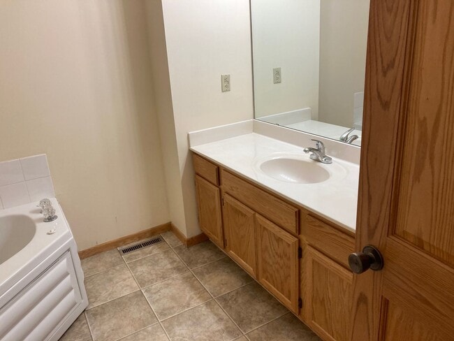 Building Photo - 2BR Woodbury Townhome in Perfect Location!