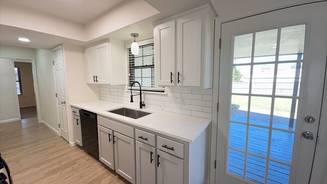 Building Photo - Welcome to your newly remodeled 3bed/2bath...