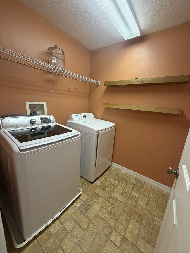 Building Photo - 505 Lake Eagle Ln
