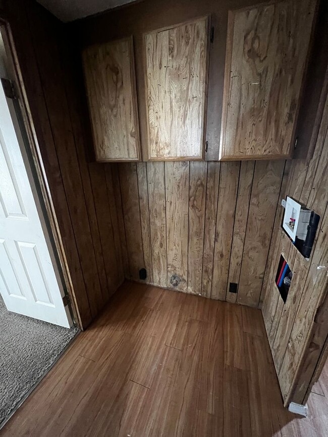 Building Photo - 3 Bedroom 2 Bathroom