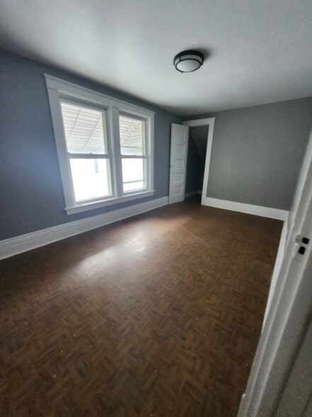 Building Photo - 560 W 17th St