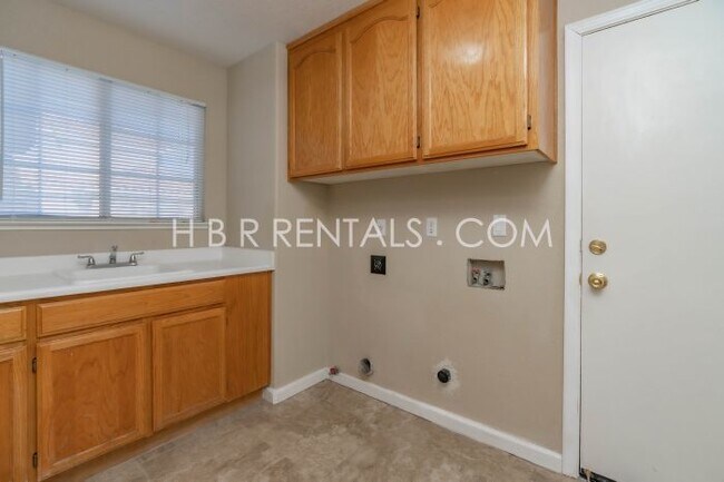 Building Photo - Move in Ready Beautiful 4 Bed Home in Tracy - Full Bed/Bath on 1st floor