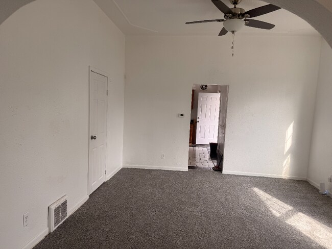 Building Photo - 1107 E Frye Ave