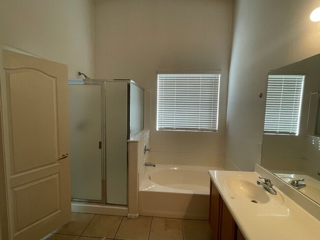 Building Photo - SPACIOUS 4 BEDROOM, 2 BATH SPLIT FLOOR PLAN