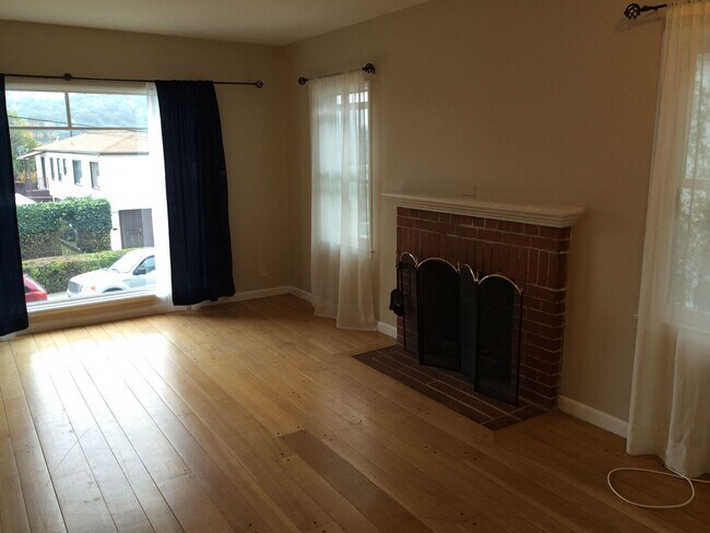 Building Photo - Charming 3 Bedroom 2 Bath Martinez Home w/...