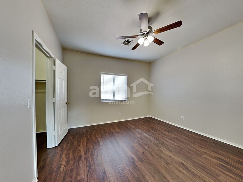 Building Photo - 6506 S 10th Dr