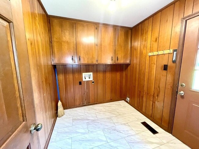 Building Photo - 205 Browning Pl