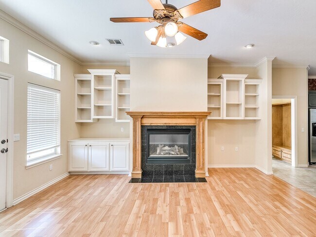 Building Photo - Beautiful Home With Lake View - 3 Bed + 2 Bath