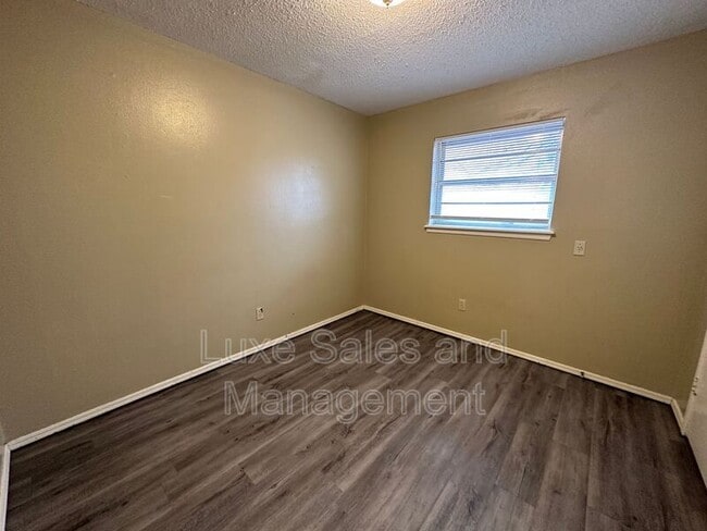 Building Photo - 621 Lotus Ave