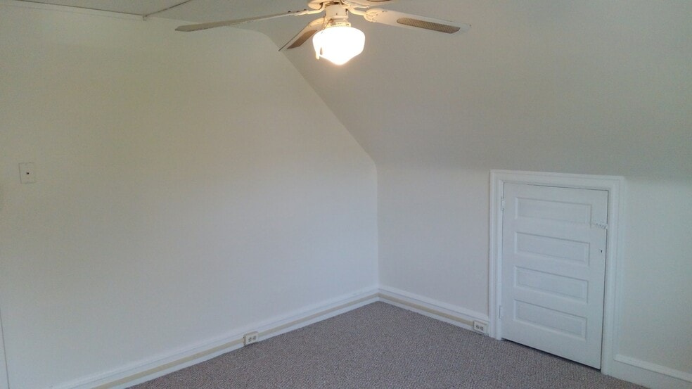Bedroom/ Living room - 2116 Old Welsh Road
