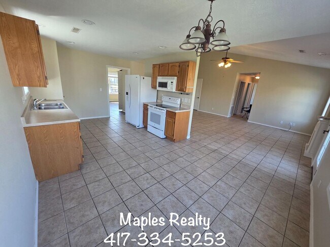 Building Photo - 3 Bed | 2 Bath Home in Hollister, MO – Flat Yard + 2-Car Garage