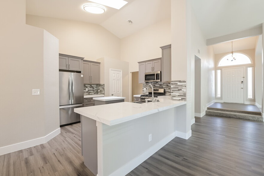 Building Photo - 305 Vallarte Dr